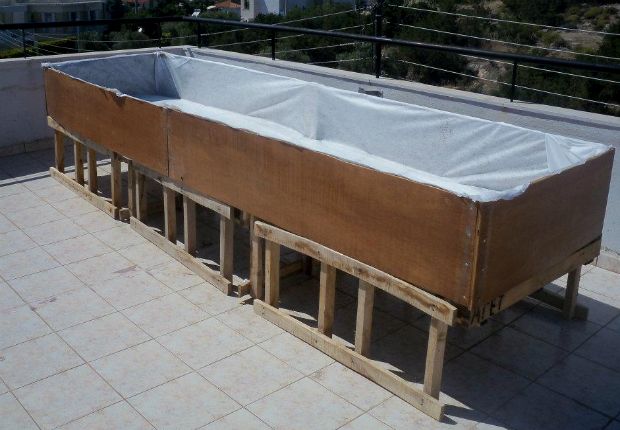 Το ντύνουμε με γεωύφασμα για καλή αποστράγγιση του νερού και να μη φεύγουν τα χώματα.