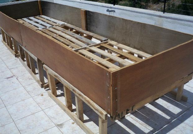 Συναρμολογημένο με τα ξύλα κόντρα πλακέ ως τοιχώματα κολλημένα με κόλλα ξύλου και καρφωμένα με πρόκες και βίδες.