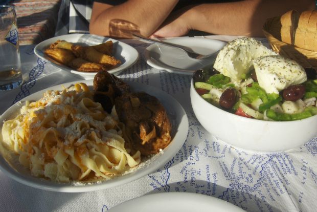 Ματσάτα, χωριάτικη σαλάτα και τυροπιτάκια με σουρωτό / Φωτό: Δημήτρης Τσιγκριμάνης