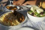 Ματσάτα, χωριάτικη σαλάτα και τυροπιτάκια με σουρωτό / Φωτό: Δημήτρης Τσιγκριμάνης