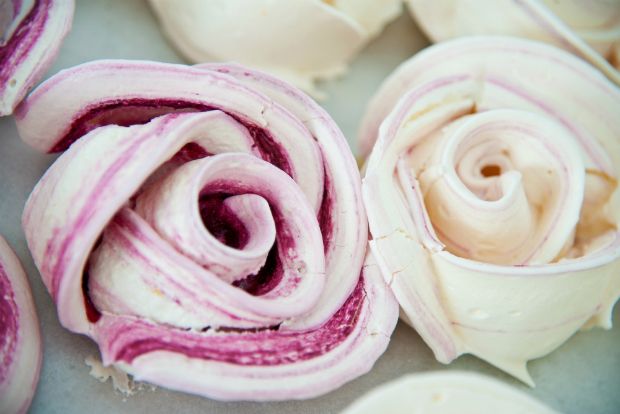 Μαρέγκες, τα αγαπημένο γλυκό των Τηνιακών, στην εκδοχή τριαντάφυλλο της Αντωνίας Ζάρπα. Φωτό: Έβελυν Φώσκολου