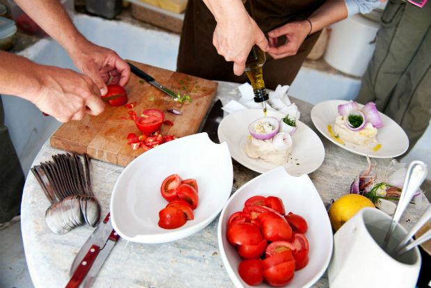 Σαλάτα με ξερικές ντομάτες: Όταν η πρώτη ύλη είναι τόσο νόστιμη το μόνο που χρειάζεται είναι δυο χέρια για να τη βάλουν στο πιάτο.  Φωτό ¨Εβελυν Φώσκολου