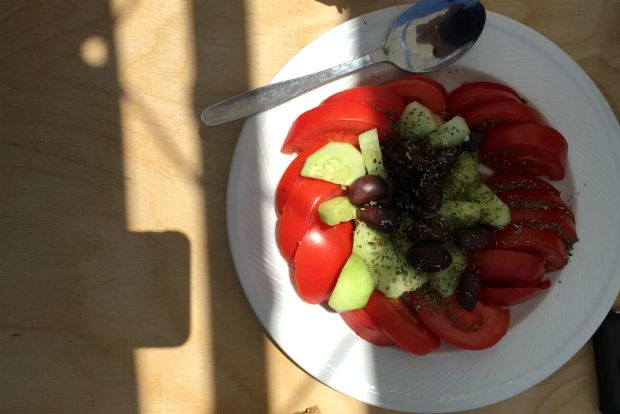 Απλά, απλούστατα: Ντομάτα, αγγούρι, ελιές, ρίγανη / φωτό: Δημήτρης Μπούτος