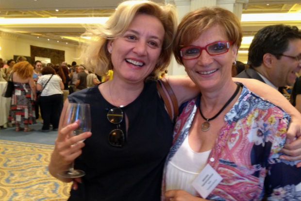 Ουρανία Ποταμιάνου - Σκούρα και Μαίρη Τριανταφυλλοπούλου, δύο κυρίες του κρασιού στην έκθεση "Κρασιά του Αιγαίου" / φωτό: Κική Τριανταφύλλη