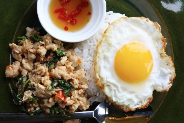 Phad Kra Paw κοτόπουλο με αυγό, photo: blog.blueapron.com