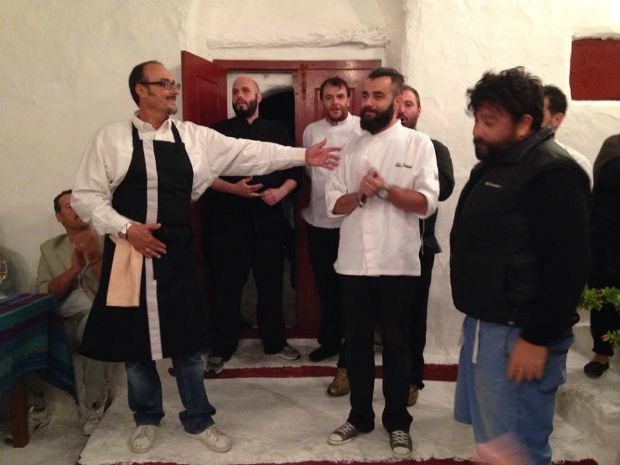 Ο Βαγγέλης Πελέκης παρουσιάζει τους μαγείρους που δούλεψαν για να πραγματοποιηθεί αυτή η υπέροχη βραδιά / photo: Κική Τριανταφύλλη