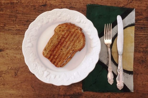 Τοστ με γραβιέρα Κρήτης και ψωμί πολύσπορο με χαμηλό γλυκαιμικό δείκτη από το φούρνο Βυζάντιο, photo: Κική Τριανταφύλλη