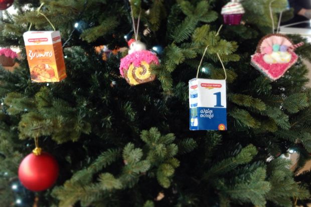 Το χριστουγεννιάτικο δέντρο δίπλα στον μπουφέ, στολισμένο με μινιατούρες συσκευασίες της εταιρείας / photo: Δημήτρης Μπούτος
