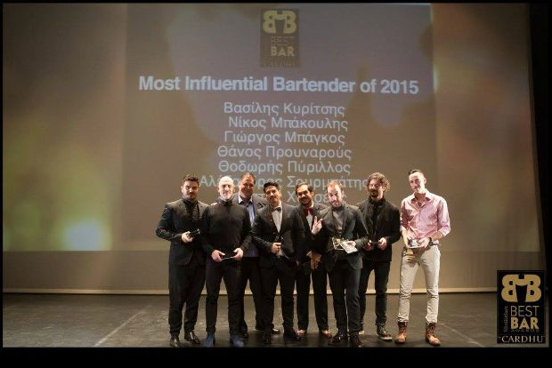 Πάνος Δεληγιάννης και οι Most Influential Bartenders of 2015 (o Νίκος Σουρμπάτης παραλαμβάνει το βραβείο του αδελφού του Αλέξανδρου). Πρώτοι μεταξύ ίσων φέτος το δίδυμο Clumsies! photo: Panos Smirniotis