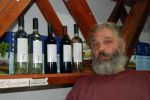 Λευκό, κόκκινο και ημίγλυκο μοσχάτο κρασί εμφιαλώνει και διαθέτει ο Χρήστος Εγγλέζος στην Καρδίτσα και την ποιότητά του εγγυάται η πολύχρονη πείρα της οικογένειάς Εγγλέζων / photo: Ηλίας Προβόπουλος