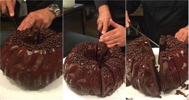 Σκεπασμένο με γλάσο και πασπαλισμένο με λίγες σοκολατένιες μπιλίτσες ένα απλό κέικ γίνεται αμέσως γιορτινό, photo: Κική Τριανταφύλλη