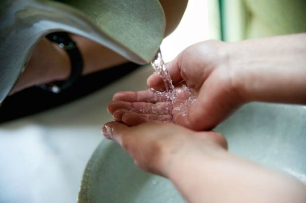 Τελετουργικό πλύσιμο των χεριών, να ακολουθεί και η καρδιά και το μυαλό (Φώτο: Εβελυν Φώσκολου)