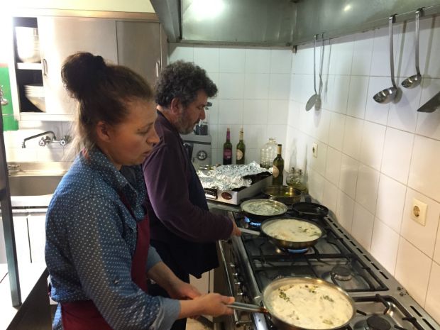 Η Κική και ο Γιάννης Παύλου στην κουζίνα του ξενώνα τους, photo: Κική Τριανταφύλλη