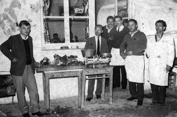 Μάγειροι, σερβιτόροι, και θαμώνες μπροστά στα εκλεκτά ψητά της ταβέρνας, “Ο Σακαφλιάς”, του Γιώργου Καλογιάννη, στην Αθανασίου Διάκου 12, στα Τρίκαλα (sakaflias.blogspot.com)