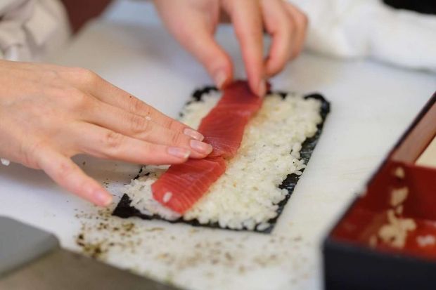 Οταν προετοιμάζεται σωστά, το σούσι είναι ένα από τα πιο υγιεινά πιάτα του πλανήτη (Neilson Barnard/Getty Images/Ideal Images)