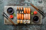 Σούσι ρολς, μάκι και νιγκίρι, σερβιρισμένα με γουασάμπι, τζίντζερ τουρσί και σάλτσα σόγιας (Shutterstock)