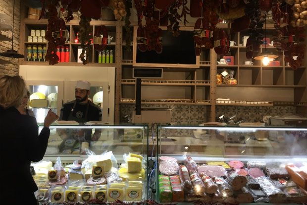 Στο ντελικατέσεν Yoleni's Flagship Store φιλοξενούνται τα τυροκομικά προϊόντα Ρούμελη και τα αλλαντικά Sary (photo: Κική Τριανταφύλλη)