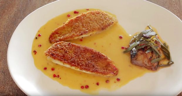 Το αγαπημένο πιάτο του: φιλεταρισμένο μπαρμπούνι πανέ, με σάλτσα από αχλάδι και πορτοκάλι, ψητή μελιτζάνα και κρίταμο (Ελένη Κατρακαλίδη)