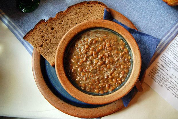 φακές σούπα σερβιρισμένες με χωριάτικο ψωμί (Flickr/ilovebutter)