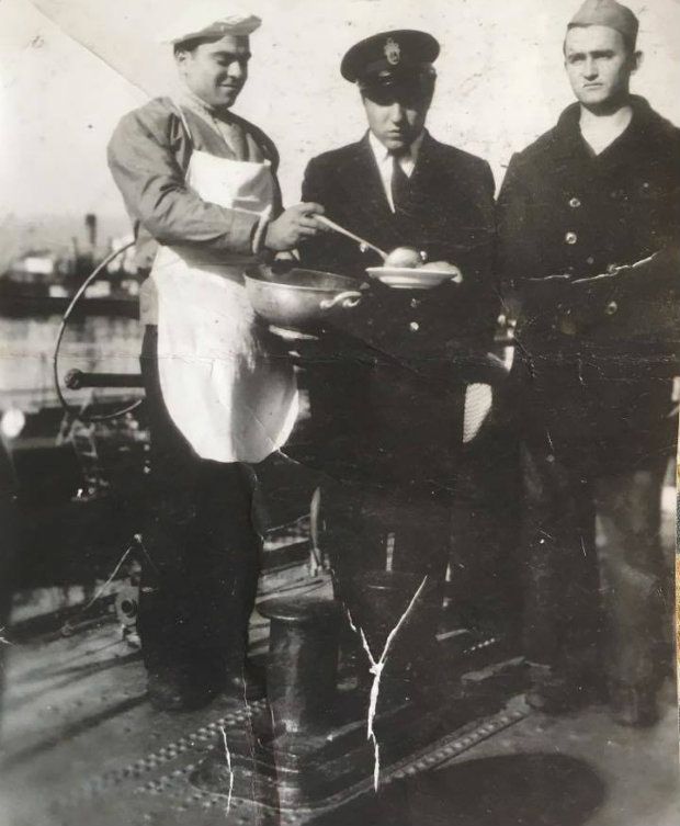 Μια πολύτιμη φωτογραφία - ανάμνηση του κυρίου Χαράλαμπου Καμπούρη από την εποχή που ήταν μάγειρος στο Πολεμικό Ναυτικό