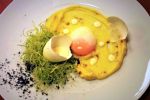 Αβγό μαγειρεμένο (sous vide) στους 62 βαθμούς Κελσίου για 60 λεπτά και βρώσιμο «τσόφλι» παρασκευασμένο με γάλα και ασπράδι, του σεφ Αλέξανδρου Χαραλαμπόπουλου