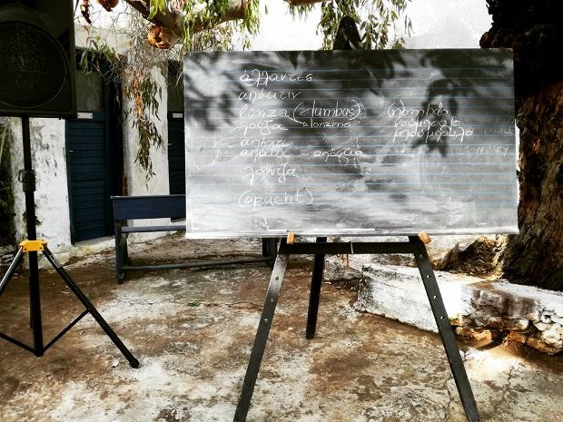 Ο μαυροπίνακας έτοιμος στο προαύλιο του Δημοτικού Σχολείου στον Τριπόταμο για το μάθημα περί λούζας