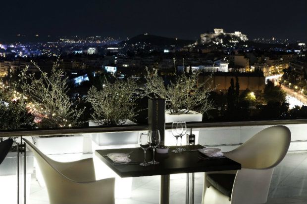 Το Galaxy bar & restaurant βρίσκεται στον τελευταίο όροφο του ξενοδοχείου Hilton [Hilton of Athens]