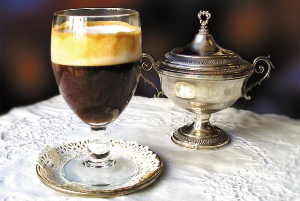 Το διάσημο κοκτέιλ Al Bicerin στο ομώνυμο καφενείο του Τορίνο με καφέ εσπρέσο, ζεστή πικρή σοκολάτα και κρέμα γάλακτος, που αγαπούσε ο Νίτσε