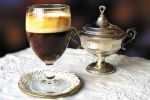 Το διάσημο κοκτέιλ Al Bicerin στο ομώνυμο καφενείο του Τορίνο με καφέ εσπρέσο, ζεστή πικρή σοκολάτα και κρέμα γάλακτος, που αγαπούσε ο Νίτσε