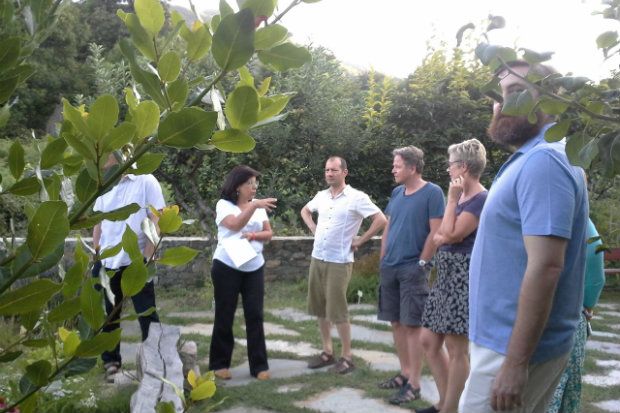 Η Μαριάννα ξεναγεί τους φιλοξενούμενους στον κήπο του ξενώνα [photo: Φιλάρετος Ψημένος]