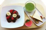 Κρύα σούπα αρακά, τοστ με αβοκάντο και τοματίνια, σμούθι με φρούτα του δάσους και σοκολατένια πανκέικς με νηστίσιμη πραλίνα (photo: Μαρίλη Κουβαρά)