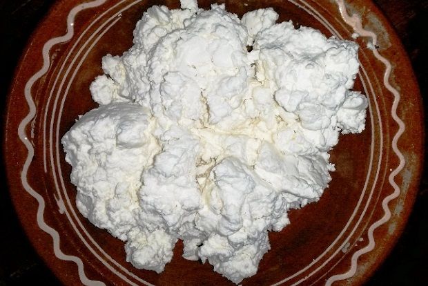 Τυροβολιά, το παραδοσιακό λευκό τυρί της Μυκόνου (Φωτογραφία της Βούλας Ξεναρίου από το site http://www.mykonosgastronomia.gr)