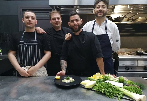 Η ομάδα της κουζίνας του Barozzi στη Νάξο με επικεφαλής τον Κώστα Βότανο (photo: Γιάννης Ζυγοιμαλάς)