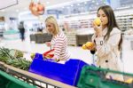Πηγαίνοντας για ψώνια στο σούπερ μάρκετ ελέγχουμε την ποιότητα και τις τιμές [Shutterstock]