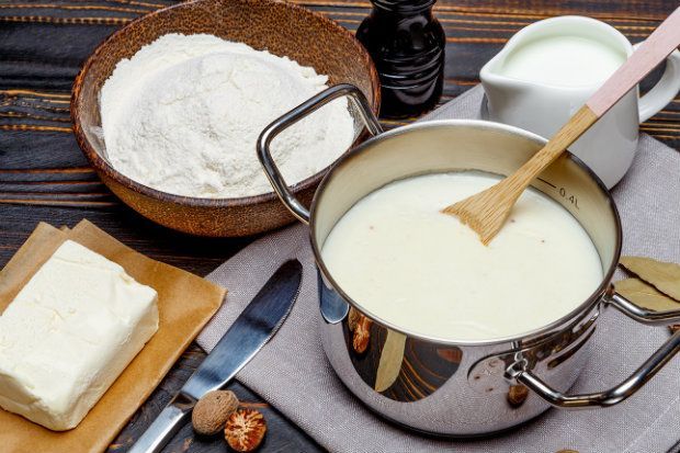 Ετοιμάζουμε μπεσαμέλ με φρέσκο γάλα και φρέσκο βούτυρο ΔΩΔΩΝΗ Αγελάδος και αλεύρι (Shutterstock)