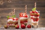 Ετοιμάζουμε ένα γλυκό με φράουλες,μπισκότα και γιαούρτι ΔΩΔΩΝΗ Στραγγιστό Κλασικό (photo:Shutterstock)