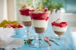 Ατομικά γλυκά με τριμμένα κουλουράκια, κρέμα γιαουρτιού και μαρμελάδα (photo:Shutterstock)