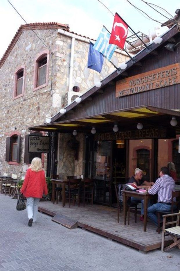 Η θερινή κατοικία του Γιώργου Σεφέρη στη Σκάλα, σήμερα café-restaurant [photo: Νικος Μορόπουλος]