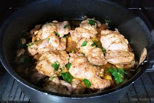 Ψήνουμε το κοτόπουλο στον φούρνο για περίπου 20-30 λεπτά στους 200 βαθμούς (photo: Κική Τριανταφύλλη)