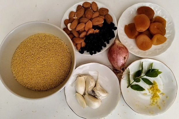 Kουσκούς με βερίκοκα, αμύγδαλα, σταφίδες, σκόρδο, κρεμμύδι και ξύσμα λεμονιού (photo: Κική Τριανταφύλλη)