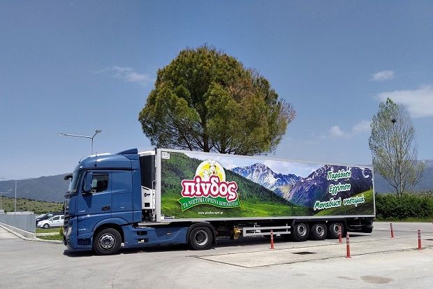 200 φορτηγά-ψυγεία μεταφέρουν καθημερινά τα προϊόντα του ΑΠΣΙ Πίνδος σε όλη την Ελλάδα (photos: Κική Τριανταφύλλη)