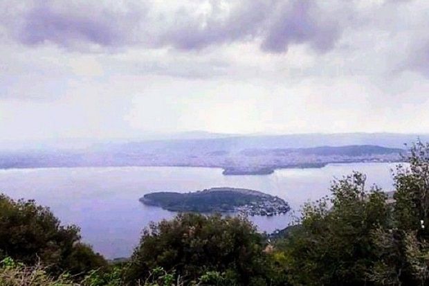 Ενα βροχερό απόγευμα στους Λιγγιάδες των Ιωαννίνων με θέα στη λίμνη Παμβώτιδα και το Νησάκι