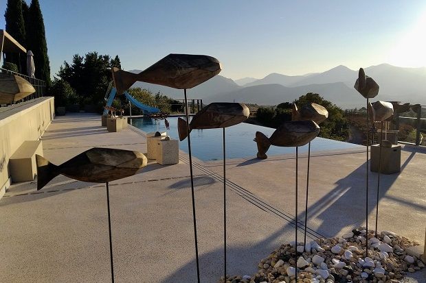 Τα ψάρια του Φραντσέσκο Μορέτι τοποθετήθηκαν πλάι στην πισίνα (Κική Τριανταφύλλη)