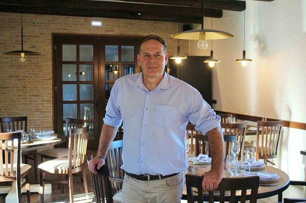 Ο Γιάννης Παπαργυρίου στην «Osteria Greca», το εξαιρετικό εστιατόριο που άνοιξε μέσα στο οινοποιείο και προς το παρόν λειτουργεί μόνο τα Σαββατοκύριακα του χειμώνα