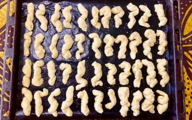 Αραδιάζουμε τα κουλουράκια σε λαμαρίνα σκεπασμένη με λαδόχαρτο ή φύλλο σιλικόνης (photo: Κική Τριανταφύλλη)