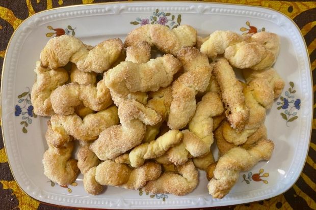 Είναι κουλουράκια σχετικά άγλυκα, πασπαλισμένα με σάχαρη και κανέλα (photo: Κική Τριανταφύλλη)