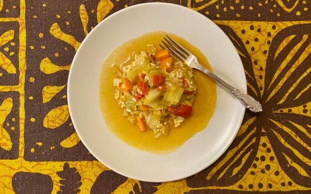 Αρχικά σοτάρουμε πράσο, κρεμμύδι, σκόρδο, πιπεριά Φλωρίνης, λάχανο και καρότο όλα κομμένα σε περίπου ισομεγέθη κομμάτια (Κική Τριανταφύλλη)