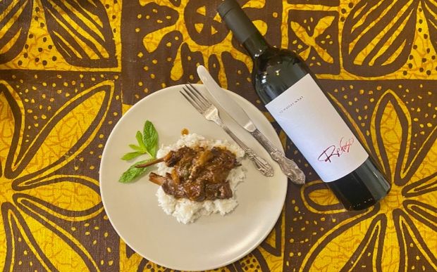 Πληθωρικό κοκκινιστό κατσικάκι σβησμένο με Refosco (photo: Κική Τριανταφύλλη)