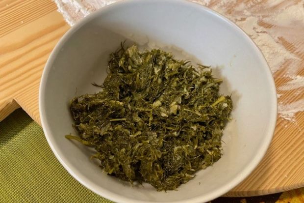 Βγάζω τις μαραθόπιτες από το τηγάνι και τις ακουμπάω σε χαρτί κουζίνας (photo: Κική Τριανταφύλλη)