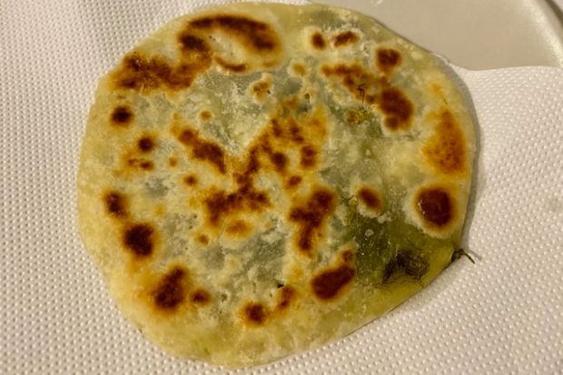 Βγάζω τις μαραθόπιτες από το τηγάνι και τις ακουμπάω σε χαρτί κουζίνας (photo: Κική Τριανταφύλλη)